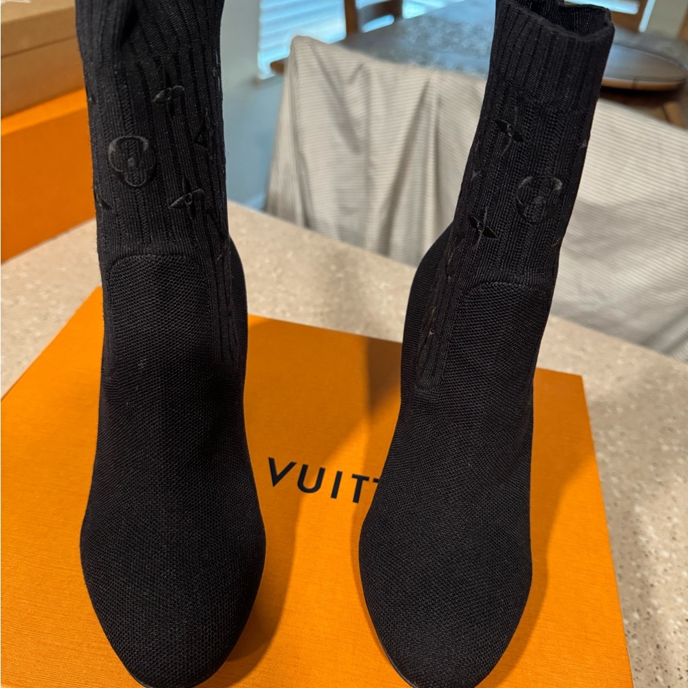 Louis Vuitton Elegant Black Knit Boots